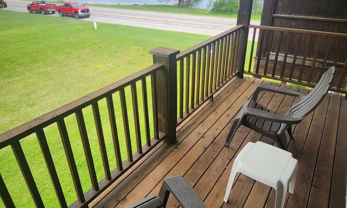 East Jordan Condominio | East Jordan Condo across the street from the beach!