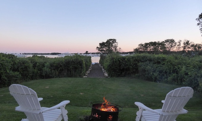 Montauk Casa | East Lake Dr. Casa frente al lago con una piscina.