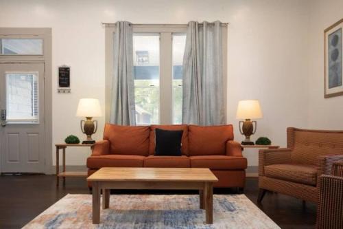 Crestline Heights Casa | East Lake Update-Close to Dining, 10min to Airport