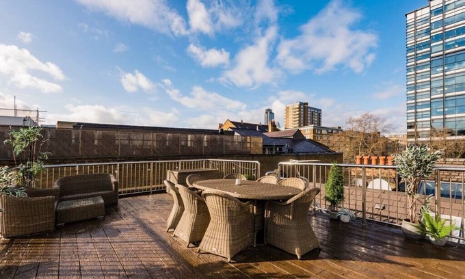 St Luke's Apartamento | East London loft penthouse with epic roof terrace and loads of space