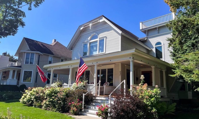Harbor Springs Casa | East Main Haven - Renovated lake cottage style home 1 block from the lake!