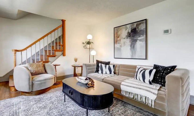 Mount Joy Casa | East Main Lounge in Mount Joy 5 min to Spooky Nook Sports