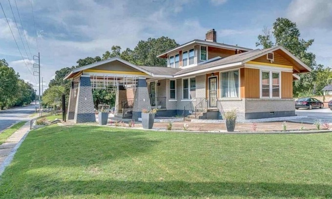 University District Casa | East Memphis Bungalow on 3/4 acre in the middle of Memphis