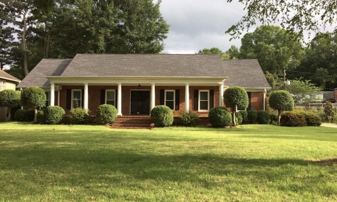 Ellendale Casa | East Memphis Very Quiet Large 5 BR,3 Bath,10 beds with King sleeps 14