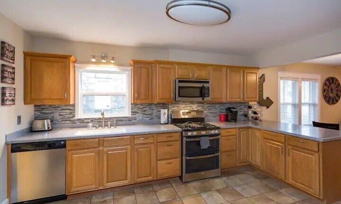 East Hill Casa | East Nash-Sleeps 10 Walk To Bars 8 mins to DT!