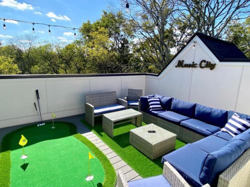 Nashville Casa | East Nashville Townhome 5min to Grand Ole Opry! Rooftop Deck, Grill, TV and Golf