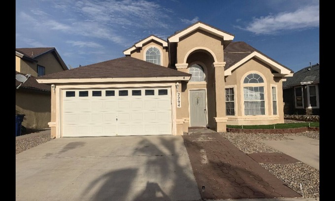 Biggs Field Casa | East Oasis Retreat Home 2 story, 4 bedroom, King size bed in Master bedroom 8KTV