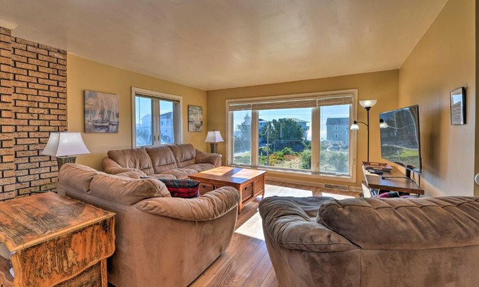 Emerald Isle Apartamento | East of the Sun Beachside Apartment with Deck!