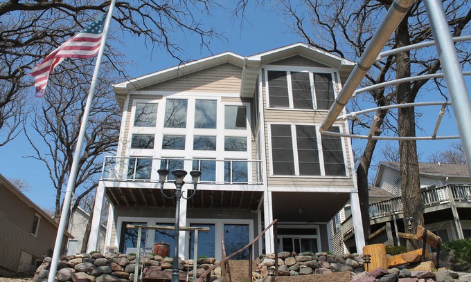 Spirit Lake Casa | East Okoboji Luxurious Lakefront Vacation Home - 5 Bedroom -Sleeps up 18+