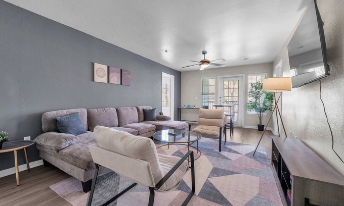 Pleasant Valley Apartamento | East Riverside Serenity: Spacious 4 BR/4 BA Haven