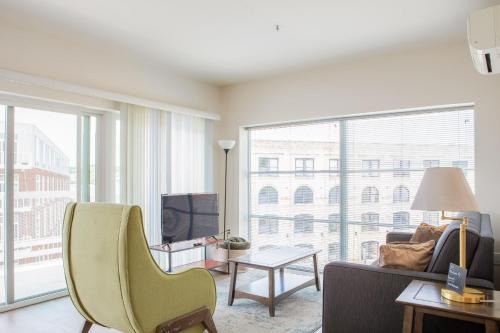 Lower East Side Apartamento | East Side 1BR Apt - Near Brady St and Fiserv with Balcony