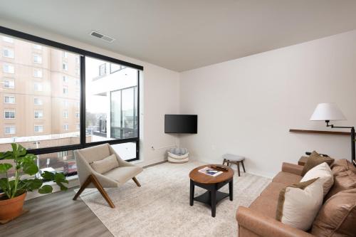 Lower East Side Apartamento | East Side Luxury 1BR Apt - Near Brady St with Balcony and Lounge