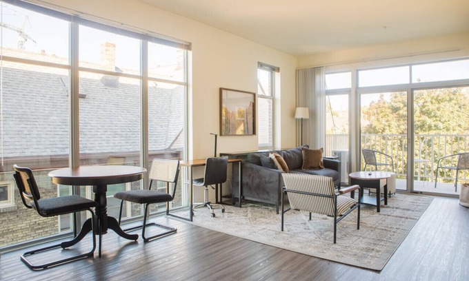 Yankee Hill Apartamento | East Side Luxury 1BR Apt - Near Brady and Fiserv with Balcony