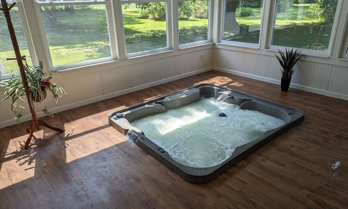 Terre Haute Casa | East side of town with HOT TUB - 2 king, 1 full
