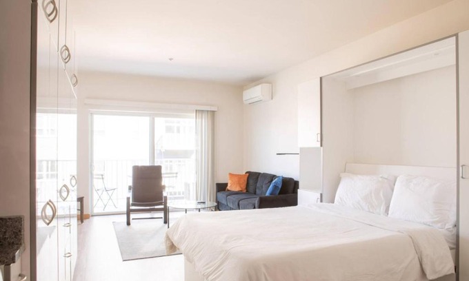Lower East Side Apartamento | East Side Studio Apt - Near Brady St and Fiserv with Balcony
