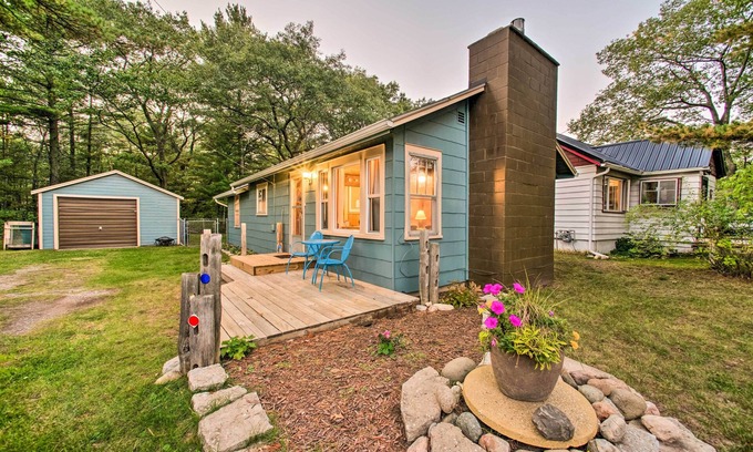 East Tawas Cabina | East Tawas Cabin w/ Deck, Backyard & Fire Pit!