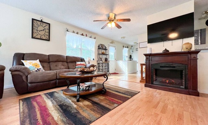 Murchison Casa | East Texas 2-Story House, only 17 miles to Canton, TX, 24 miles to Tyler, TX