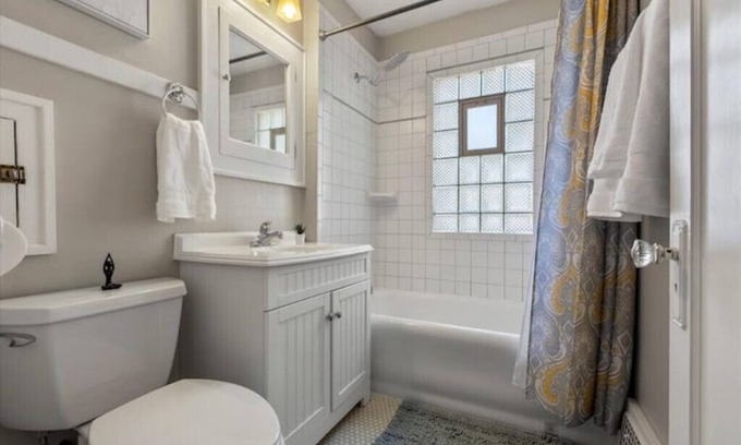 Wauwatosa Casa | East Tosa Gem!