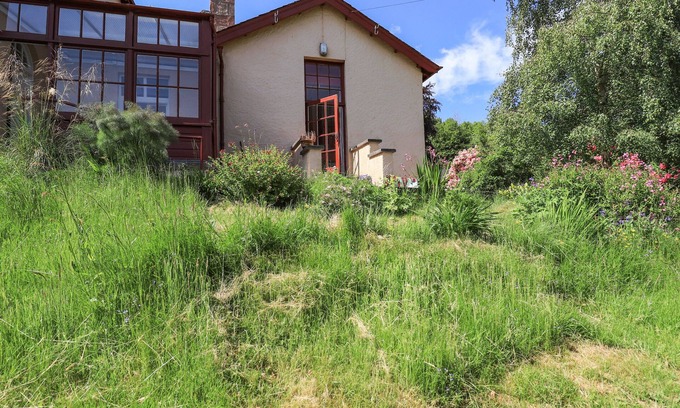 Strathpeffer Cabaña | EAST WING, romantic, character holiday cottage in Strathpeffer