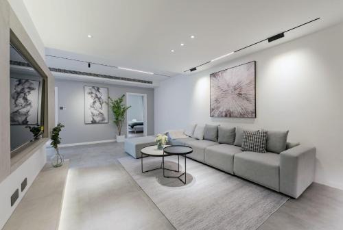 Changning Apartamento | Eastern Hub - ZhongShan Park Metro Station 50m, Modern Light Three-bedroom Apartment