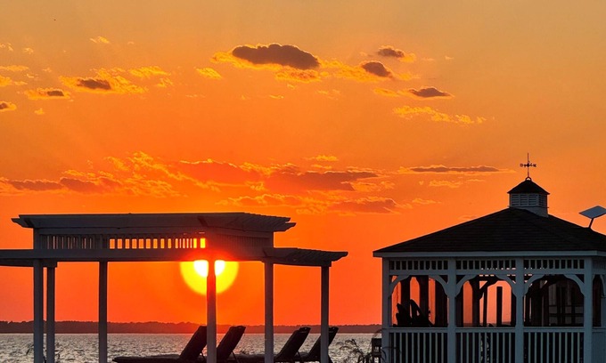 Hertford Otro | Waterfront Country Estate & Blueberry Farm-Mini Resort-Stunning Sunsets