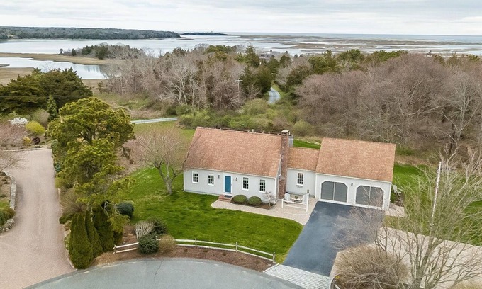 Eastham Casa | Eastham, 4BR, retrocede hasta la costa nacional, vistas del agua de la bahía de Salt Pond