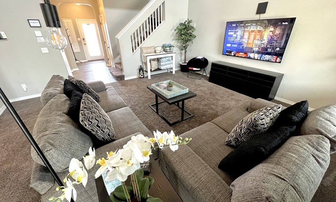 Biggs Field Casa | Eastlake Escape, Entire House- Spacious -Great for Families!