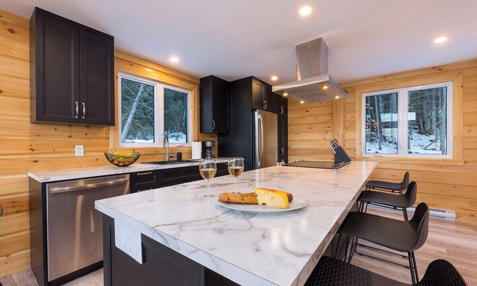 Les Eboulements Chalet De Esquí | Eastman 73: Timberblock Style & Scenic River View