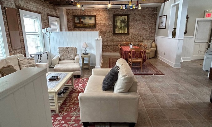 Easton Apartamento | EASTON Beautiful APT. 3bed3bathKitchinDining/living room-walk to all places