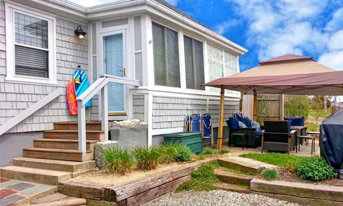 Easton's Point Casa | Easton's Beach House: Aire acondicionado central y pasos de la playa.
