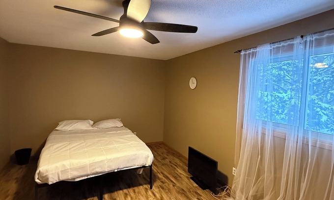 Belleville Casa | Eastside 3BR Gem Steps to Casino & IHop +100 Shops
