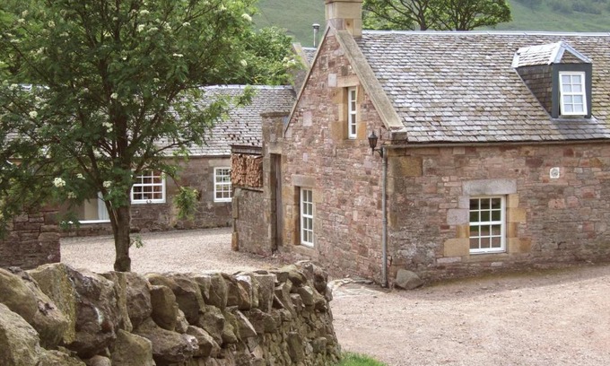 Penicuik Casa | Eastside Byre - Family cottage in the Pentland Hills near Edinburgh