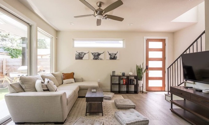 Govalle Casa | Eastside Escape *backyard games, Walk to Bars, Brews & Good Eats*