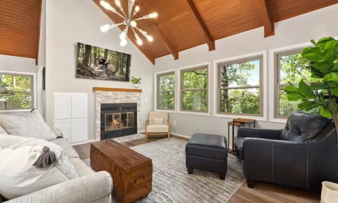 Bella Vista Casa | Easy access to bike, hike, golf or paddle from this Bella Vista retreat!