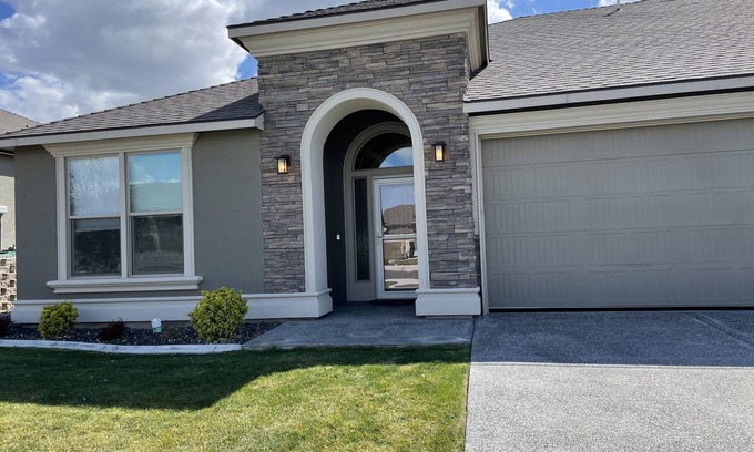 Tri-Cities Casa | Easy access to I82. Almost new, spotless and spacious close to Trac and Richland