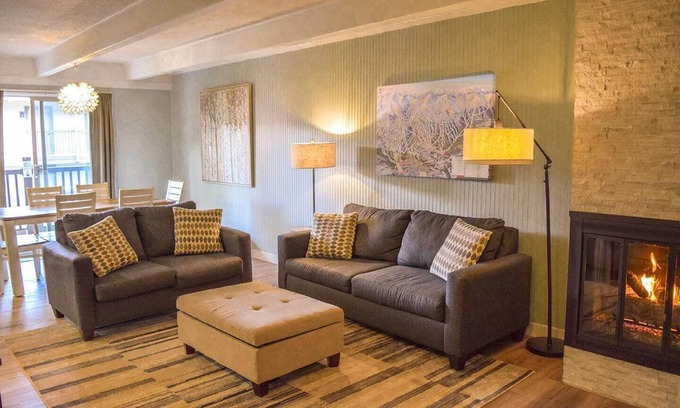 Warrior's Mark Condominio | ¡Nuevo listado! Condominio en la ciudad 2BR / 2BA con piscina / jacuzzi; cerca de tiendas y pistas