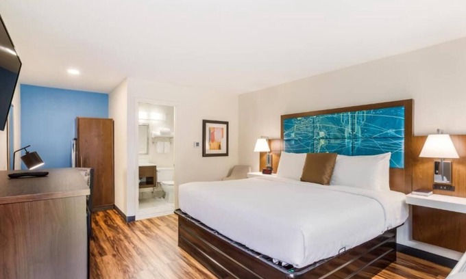 Merry Oaks Casa | Easy Airport & Downtown Access! 2 Comfortable Units, Free Breakfast, Pool