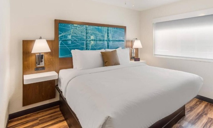 Merry Oaks Casa | Easy Airport & Downtown Access! Complimentary Breakfast, Onsite Swimming Pool