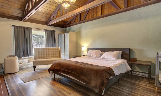Dollar Corner Casa | Easy Commute / LRG Property / Hot Tub / Pet Frndly / Kid Friendly / Spacious