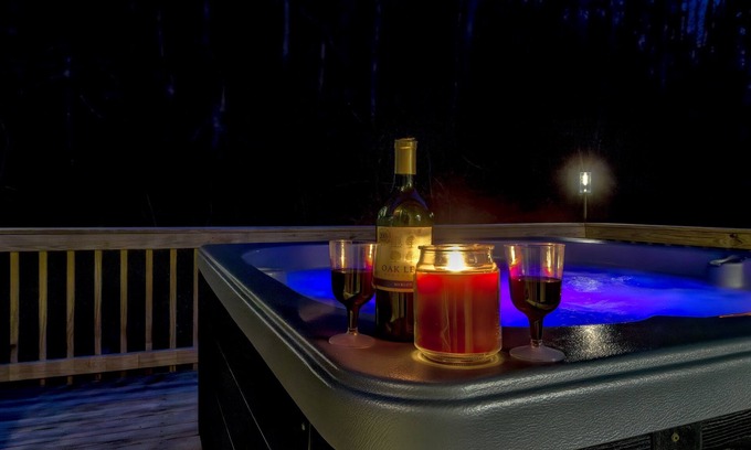 Townsend Cabina | Creekside Cabin | 11mi to Cades Cove + Jacuzzi