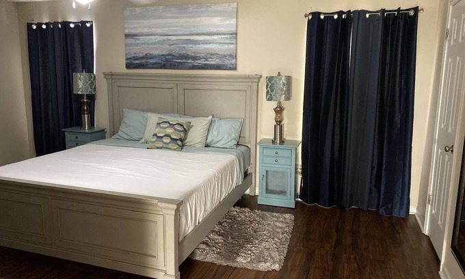 Ellendale Casa | Easy Living for Work & Exploration Free Parking