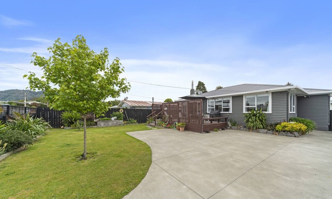 Taupo Casa | EASY ON ELIZABETH - LAKE TAUPO HOLIDAY HOME in Taupo Central