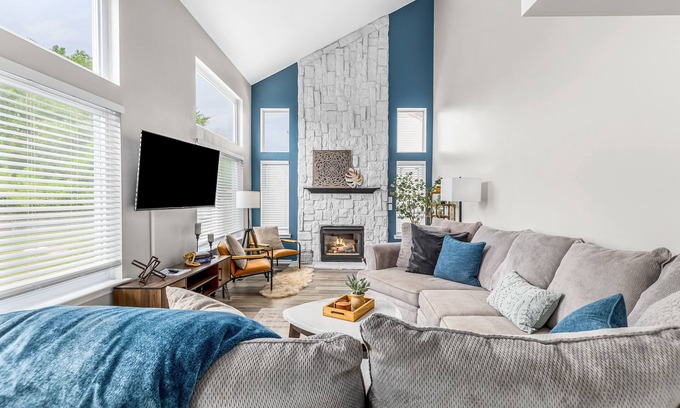 New Baltimore Casa | Easy Stay in Anchor Bay - Gym | Theater | Sleeps12