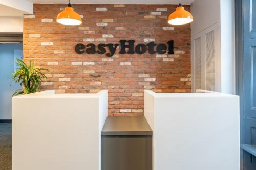 Warwick Hotel | easyHotel Victoria