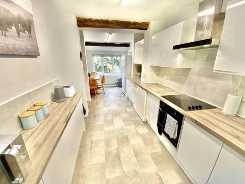 Old Somerby Casa | EasyRest - Spacious Detached House - 10 Beds - 5 Bedrooms - 4 Bathrooms - Secure Parking 5 Vehicles - Excellent Road Links - Perfect for Contractors & Large Groups