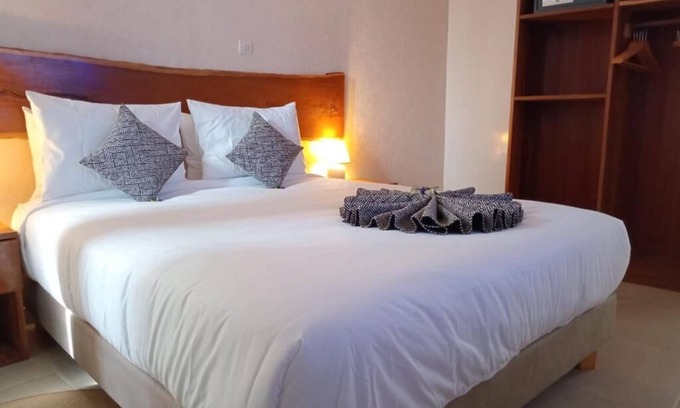 La Somone Hotel | Eat Work and Sleep