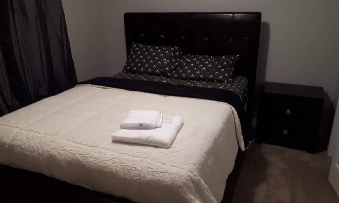 Timberlea Apartamento | Eazi Queen Bedroom Su