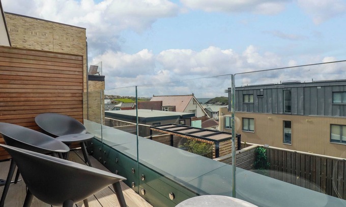 Porth Cabaña | EBBTIDE, family friendly, with a garden in Newquay