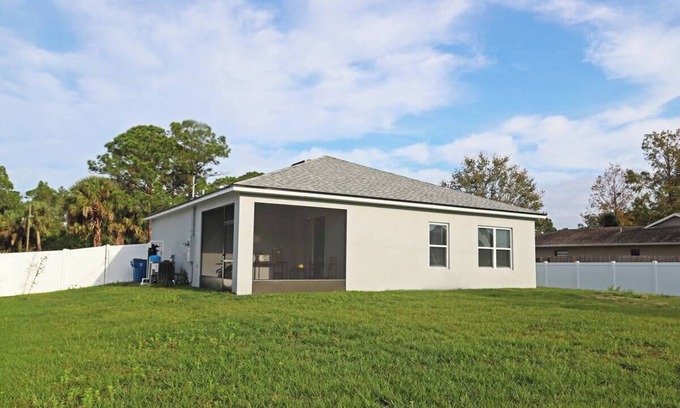Palm Bay Casa | Ebenezer House 3-bedroom in awesome Palm Bay with AC, treadmill room