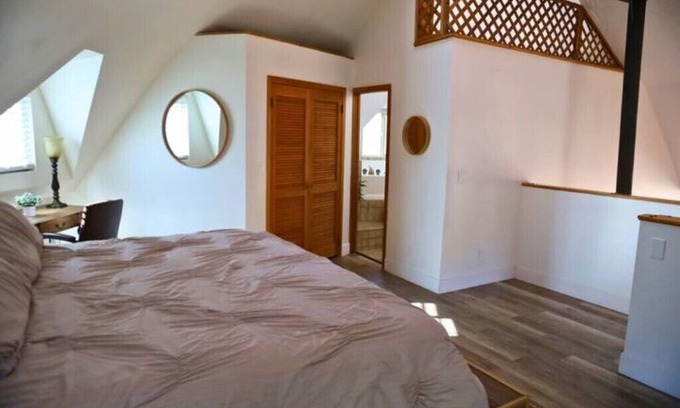 Barstow Casa | Eccentric Brown Bear Dome